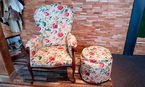 Neu gepolsterter Sessel mit Hocker im Blumenmuster